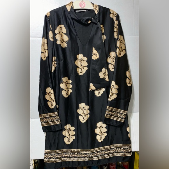 LE LIS LONG SLEEVE BLACK FLOARL MIDI DRESS - Picture 1 of 6